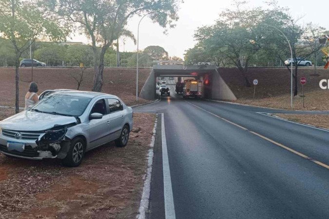 Colisão entre carros e motocicleta deixa uma pessoa ferida -  (crédito: CBMDF)