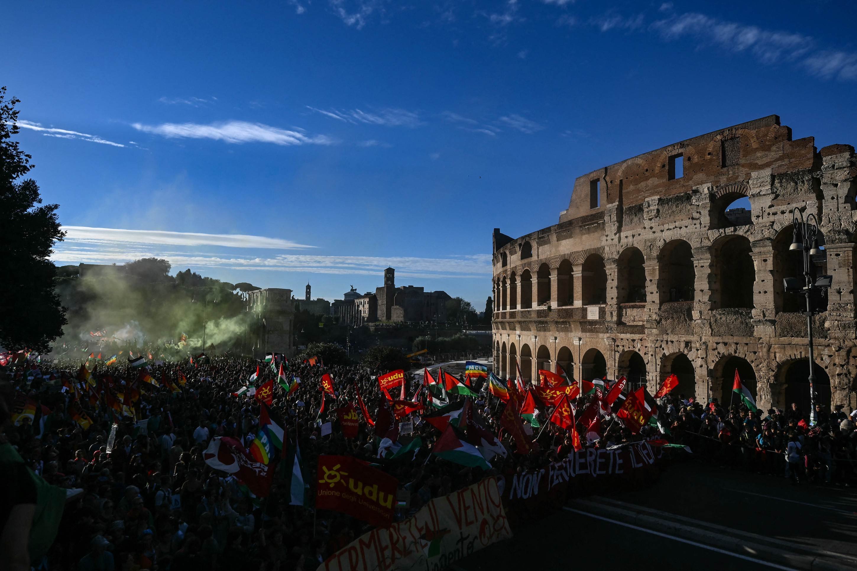 Manifestantes pró-palestinos marcham diante do Coliseu de Roma 