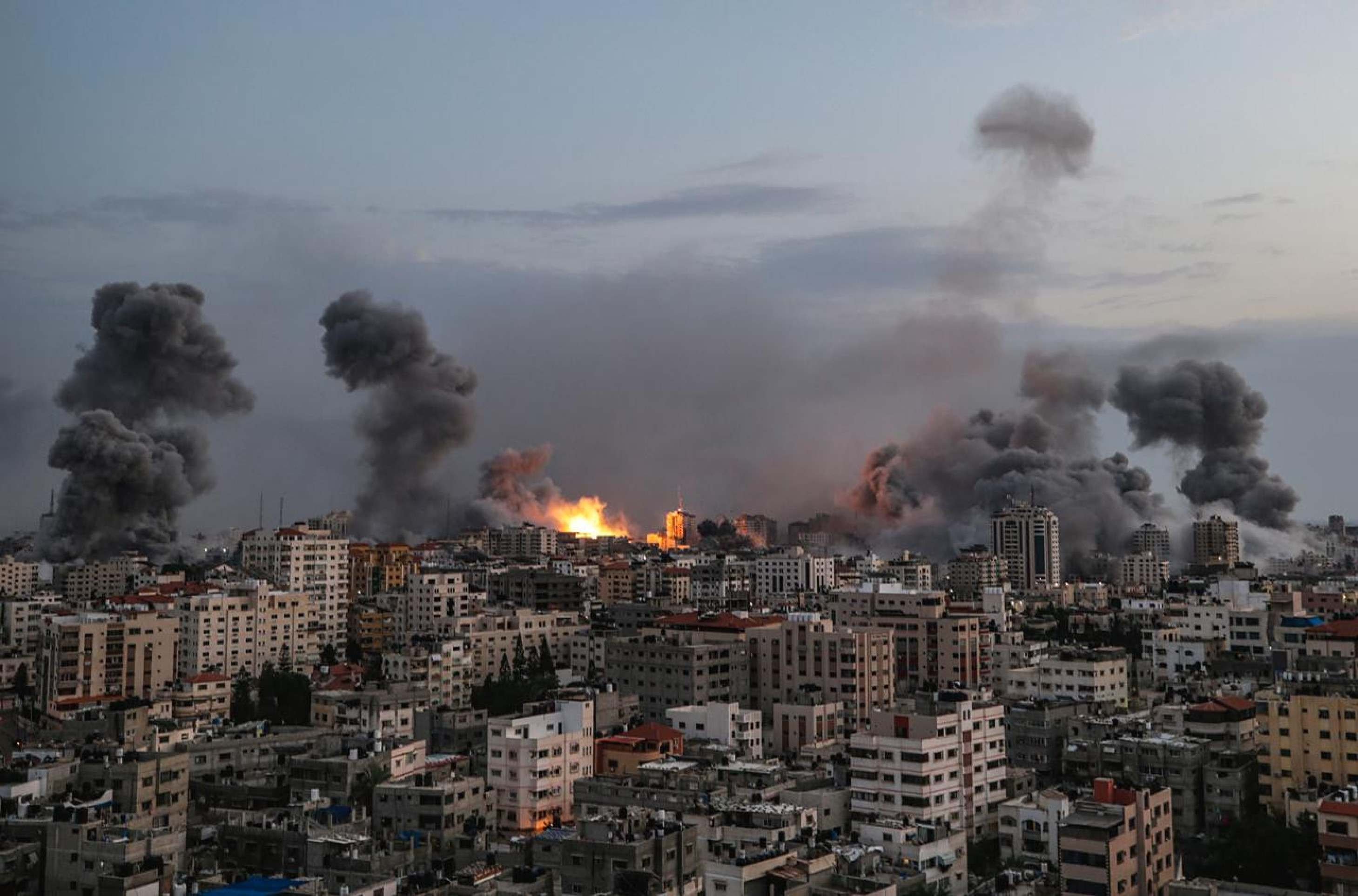 Colunas de fumaça sobem ao céu, durante bombardeios à Cidade de Gaza, em 9 de outubro de 2023, dois dias após o massacre no sul de Israel 