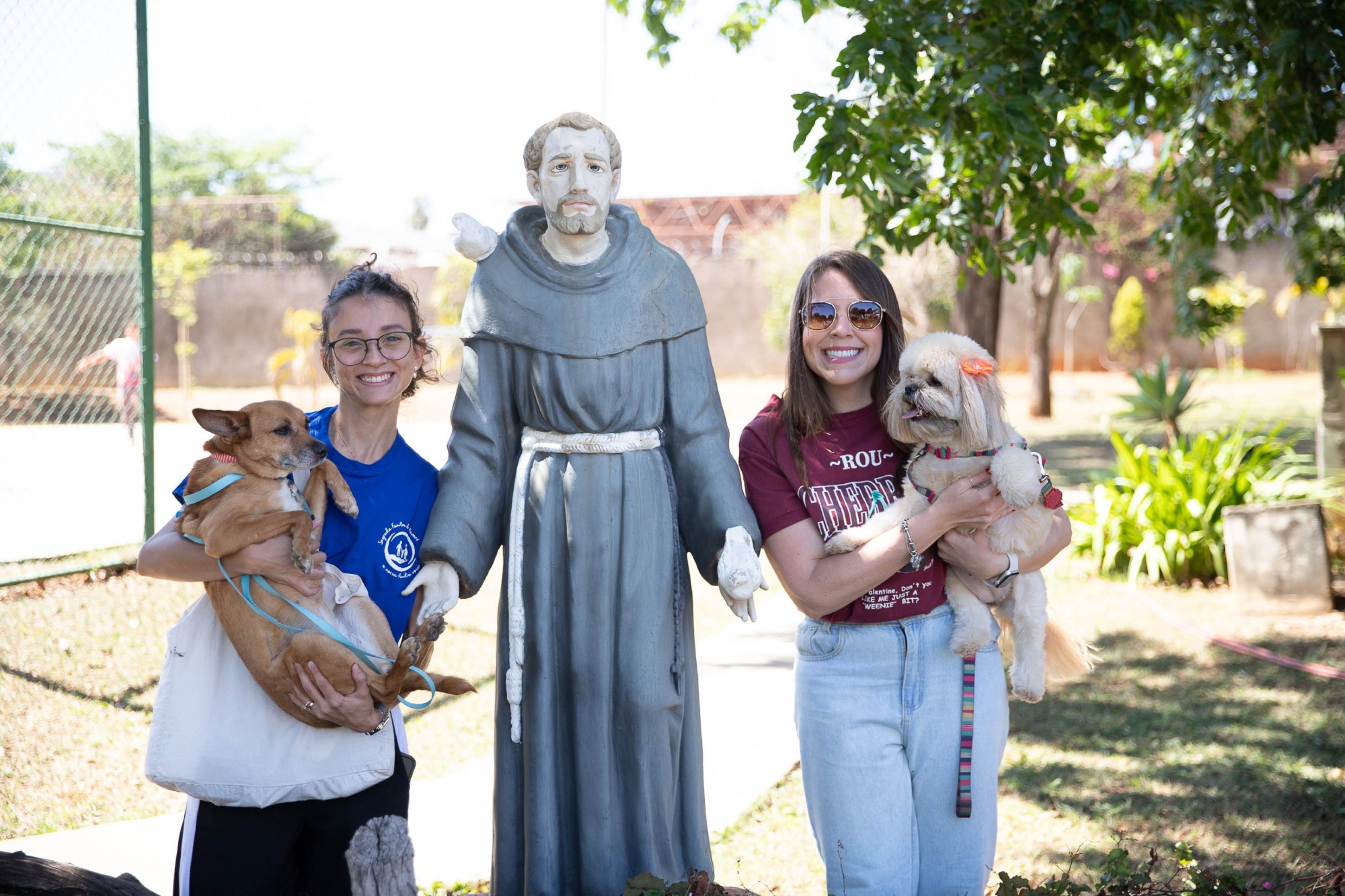 A advogada Estela Lopes (direita) celebrou o aniversário de 37 anos na Basílica   