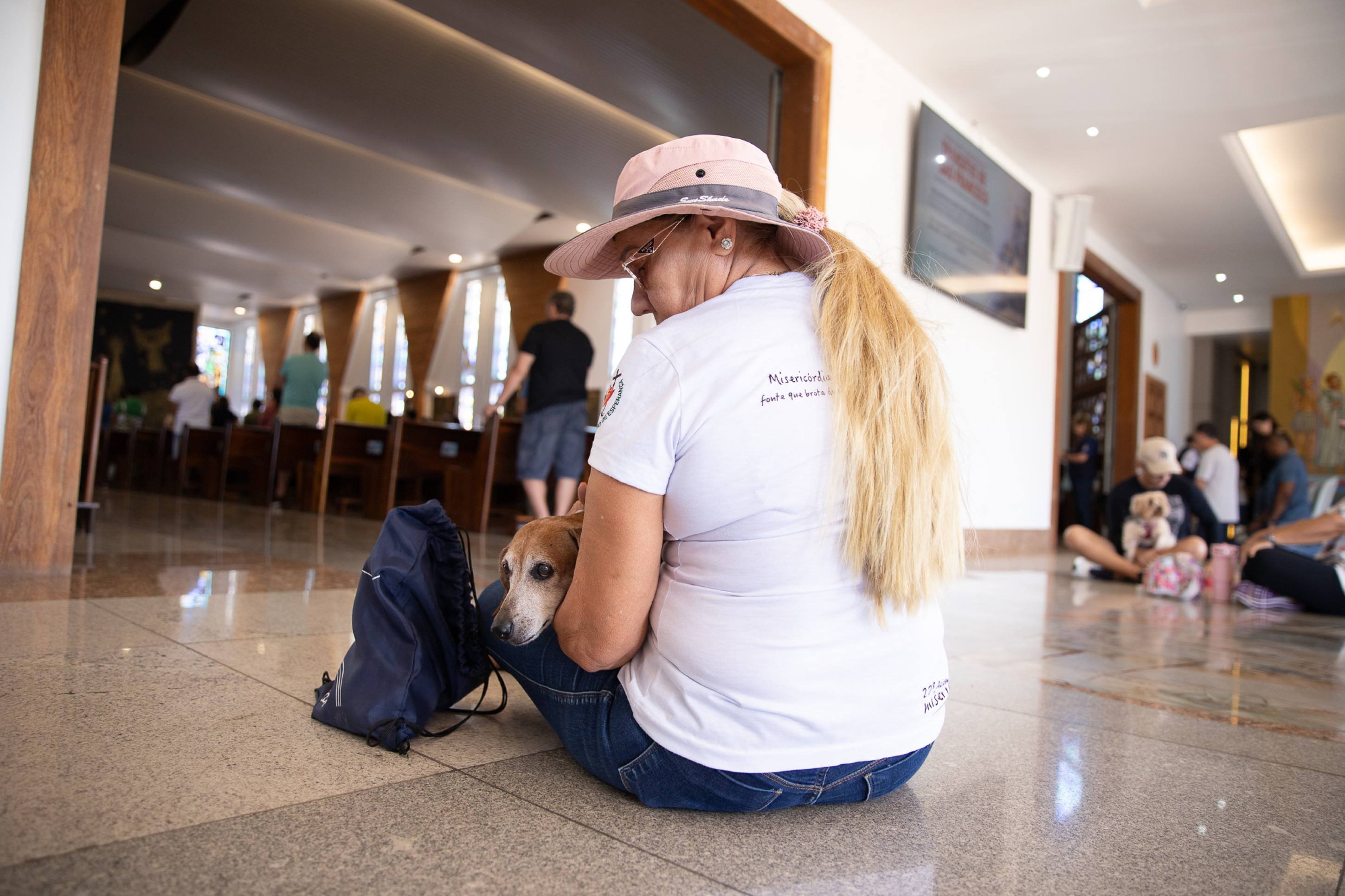 Tutores levaram os pets para acompanhar a missa do lado de fora da igreja