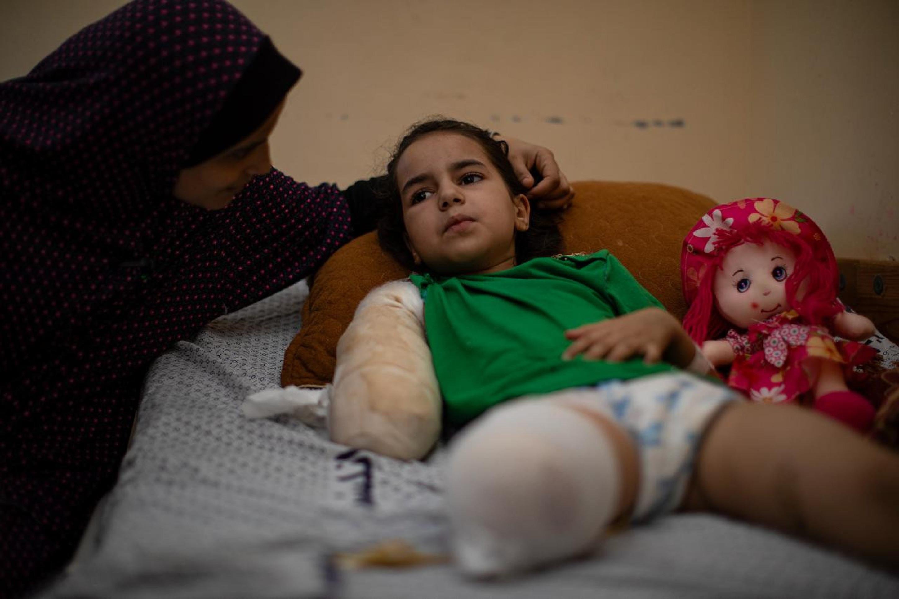 Shaimaa Al Jaal, 9 anos, perdeu a perna e o braço direito em um ataque aéreo, em novembro de 2023