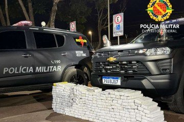 Com os suspeitos, foram encontrados tabletes de maconha, crack, cocaína e mais de R$ 60 mil em espécie - (crédito: Divulgação/PMDF) Com os suspeitos, foram encontrados tabletes de maconha, crack, cocaína e mais de R$ 60 mil em espécie - (crédito: Divulgação/PMDF)