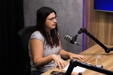 Conselheira científica da Embaixada da França no Brasil, Sophie Jacquel, participa do Podcast do Correio. Na bancada, as jornalistas Mariana Niederauer e Mila Ferreira -  (crédito: Benjamin Figueiredo)