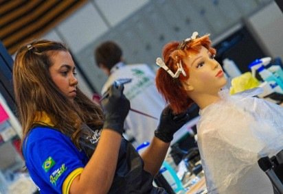 Hoje sou a melhor do mundo no que faço, diz Bruna Pimentel, 23 anos, cabeleireira vencendora da última edição da WorldSkills - (crédito: Divulgação) Hoje sou a melhor do mundo no que faço, diz Bruna Pimentel, 23 anos, cabeleireira vencendora da última edição da WorldSkills - (crédito: Divulgação)
