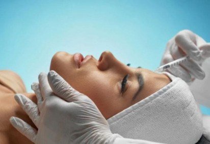 Entre as técnicas mais utilizadas estão o preenchimento com ácido hialurônico, a aplicação de toxina botulínica, fios de sustentação e bioestimuladores de colágeno. -  (crédito: Freepik/Artphoto Studio )