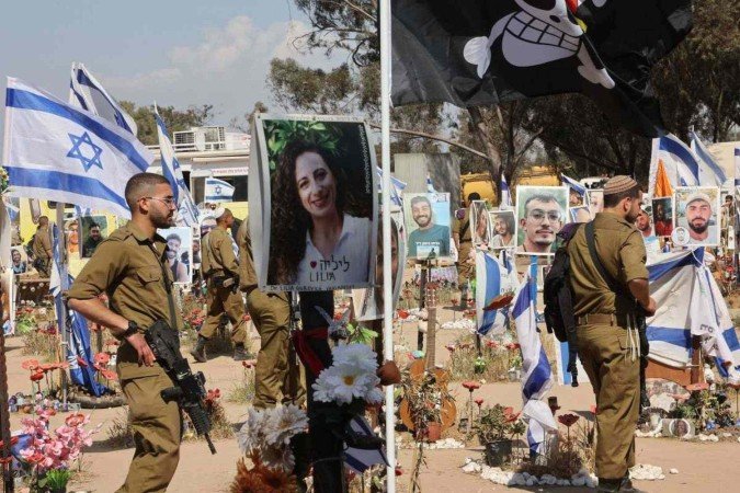 Soldados israelenses visitam memorial no local da festa rave atacada pelo Hamas, no kibbutz Re'im - (crédito: Gil Cohen-Magen/AFP) Soldados israelenses visitam memorial no local da festa rave atacada pelo Hamas, no kibbutz Re'im - (crédito: Gil Cohen-Magen/AFP)