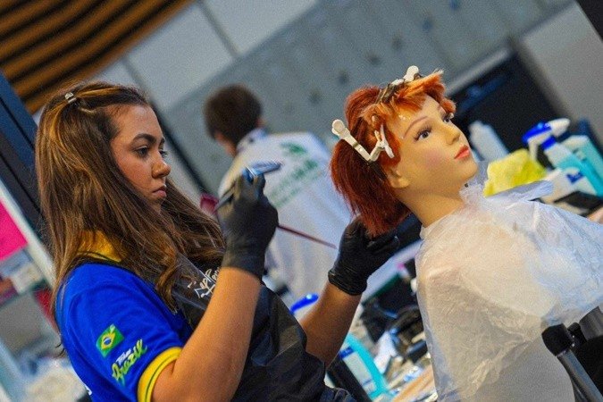 Hoje sou a melhor do mundo no que faço, diz Bruna Pimentel, 23 anos, cabeleireira vencendora da última edição da WorldSkills -  (crédito: Divulgação)