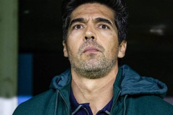 ABEL FERREIRA - Foi decisivo nas substituições, que mudaram o jogo. Ainda mais com a entrada de Maurício, que foi muito mais eficiente que os titulares na virada sobre o rival. NOTA: 7,5. Foto: Cesar Greco/Palmeiras