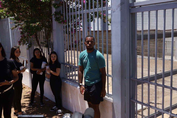 Pedro Henrique saiu de casa duas horas antes, mas encontrou os portões fechados