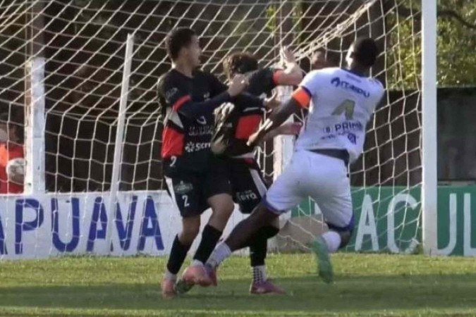 Zagueiro Denis, do Nacional, acertou um soco em Diego, do Batel, que o teria chamado de 'macaco' - (crédito: - Reprodução de VÃdeo) Zagueiro Denis, do Nacional, acertou um soco em Diego, do Batel, que o teria chamado de 'macaco' - (crédito: - Reprodução de VÃdeo)