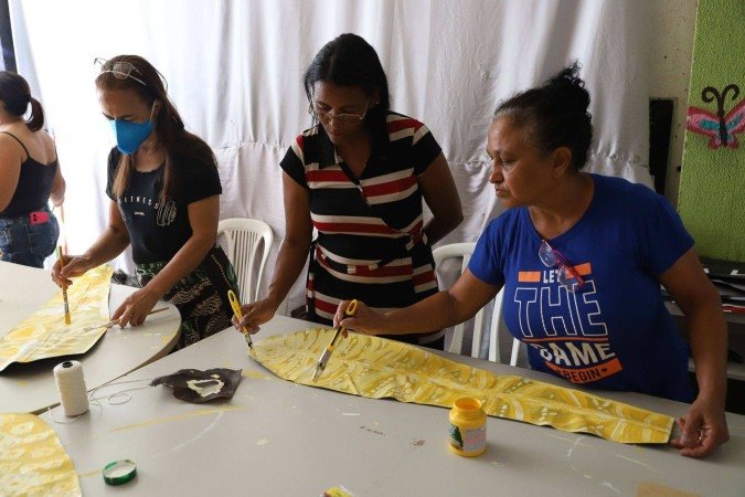 Com diversas cores e cerca de 100 partes, a mandala em formato de flor será exposta no Festival Curicaca - (crédito: Mariana Campos/CB/D.A Press) Com diversas cores e cerca de 100 partes, a mandala em formato de flor será exposta no Festival Curicaca - (crédito: Mariana Campos/CB/D.A Press)
