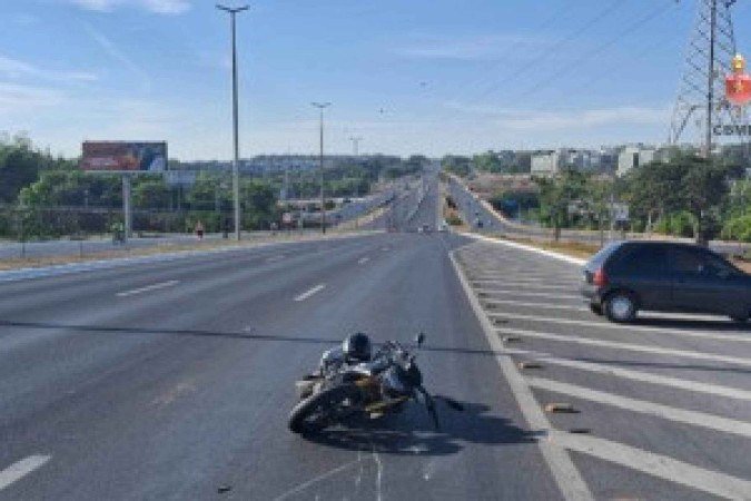 Motociclista fica ferido após colisão com veículo na Estrada Parque Torto - (crédito: Divulgação/CBMDF) Motociclista fica ferido após colisão com veículo na Estrada Parque Torto - (crédito: Divulgação/CBMDF)