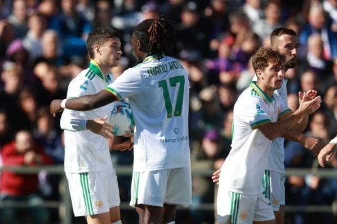 Soulé é festejado depois de marcar o primeiro gol da Roma contra a Fiorentina -  (crédito: Divulgação/AS Roma)