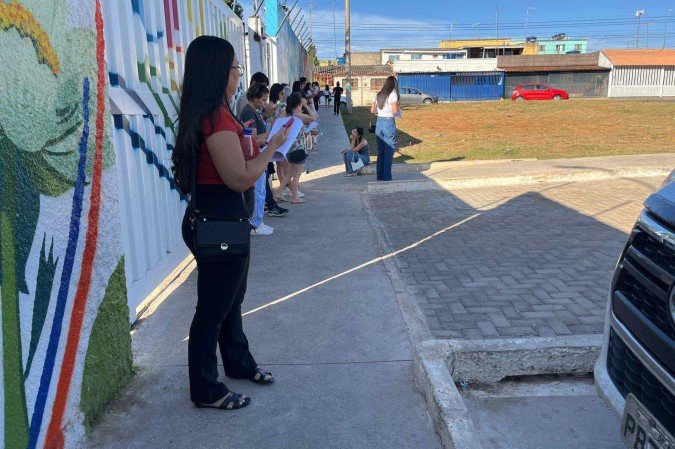 As provas foram iniciadas, simultaneamente para todos os cargos, às 13h -  (crédito: Keity Naiany)