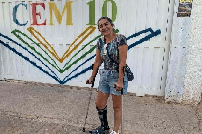 Adiman Oliveira, com o pé engessado: Adiman Oliveira, com o pé engessado: