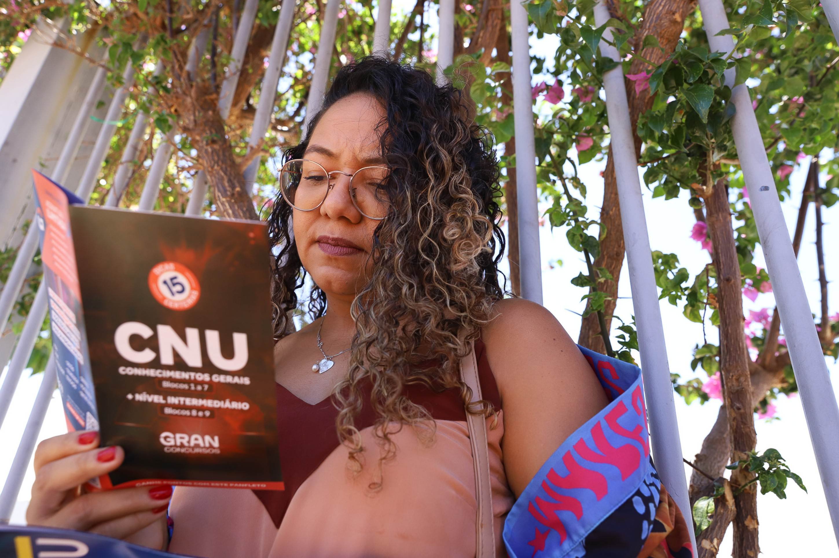 piauiense Giovana Jael Vieira da Silva Santana, de 35 anos, veio a Brasília em busca de novos horizontes na carreira pública. Servidora da Polícia Civil do Piauí, ela conta que decidiu tentar um cargo federal e almeja permanecer de vez na capital. "Sou servidora pública já, mas quero um cargo melhor. Estou passando um tempo aqui em Brasília e quero ficar de vez na Esplanada", afirma, sorrindo, enquanto aguarda o início da prova.