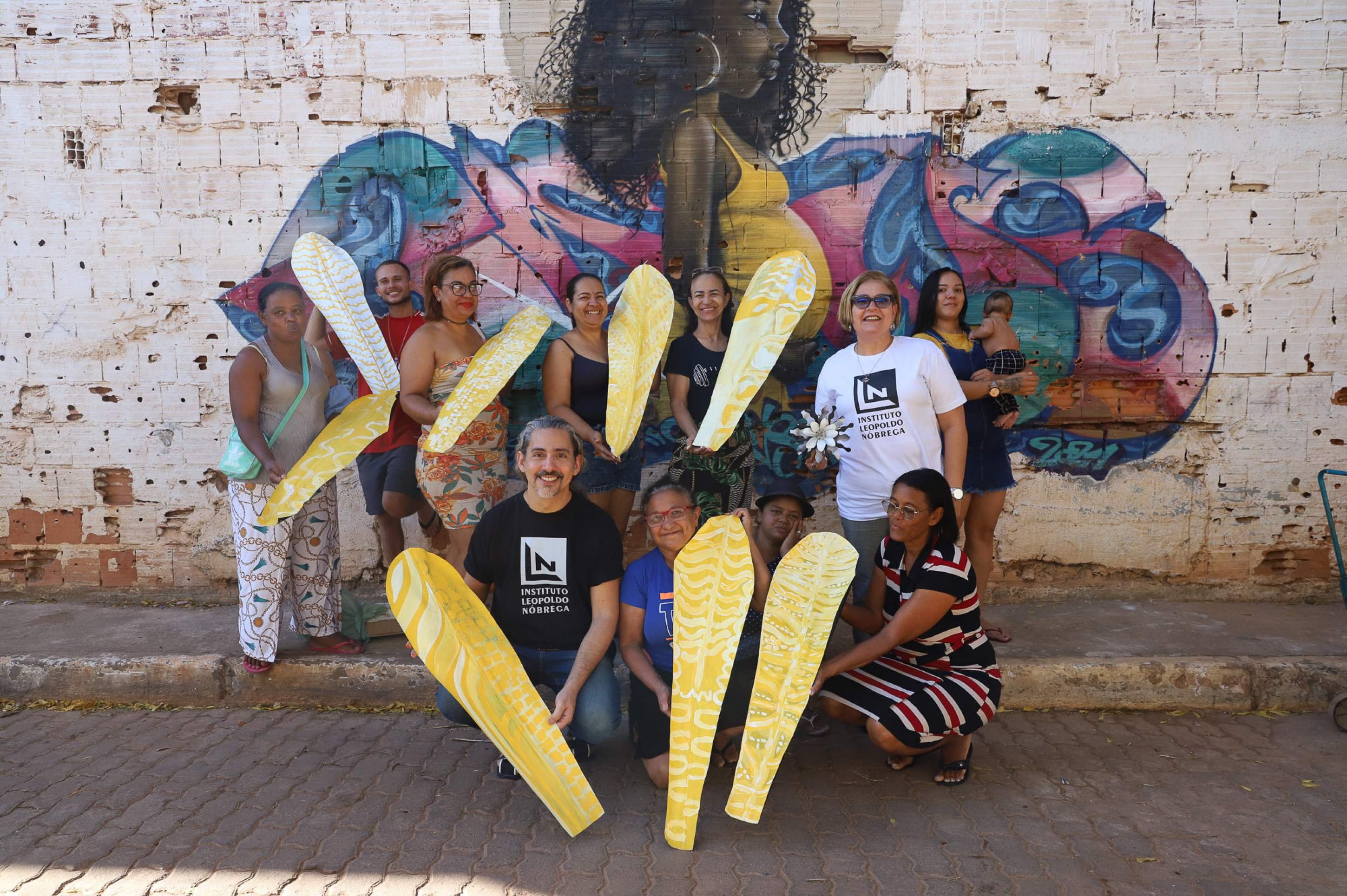  Instituto Mulheres Criativas na Estrutural criam escultura pintada artesanalmente para o Festival Curicaca.      