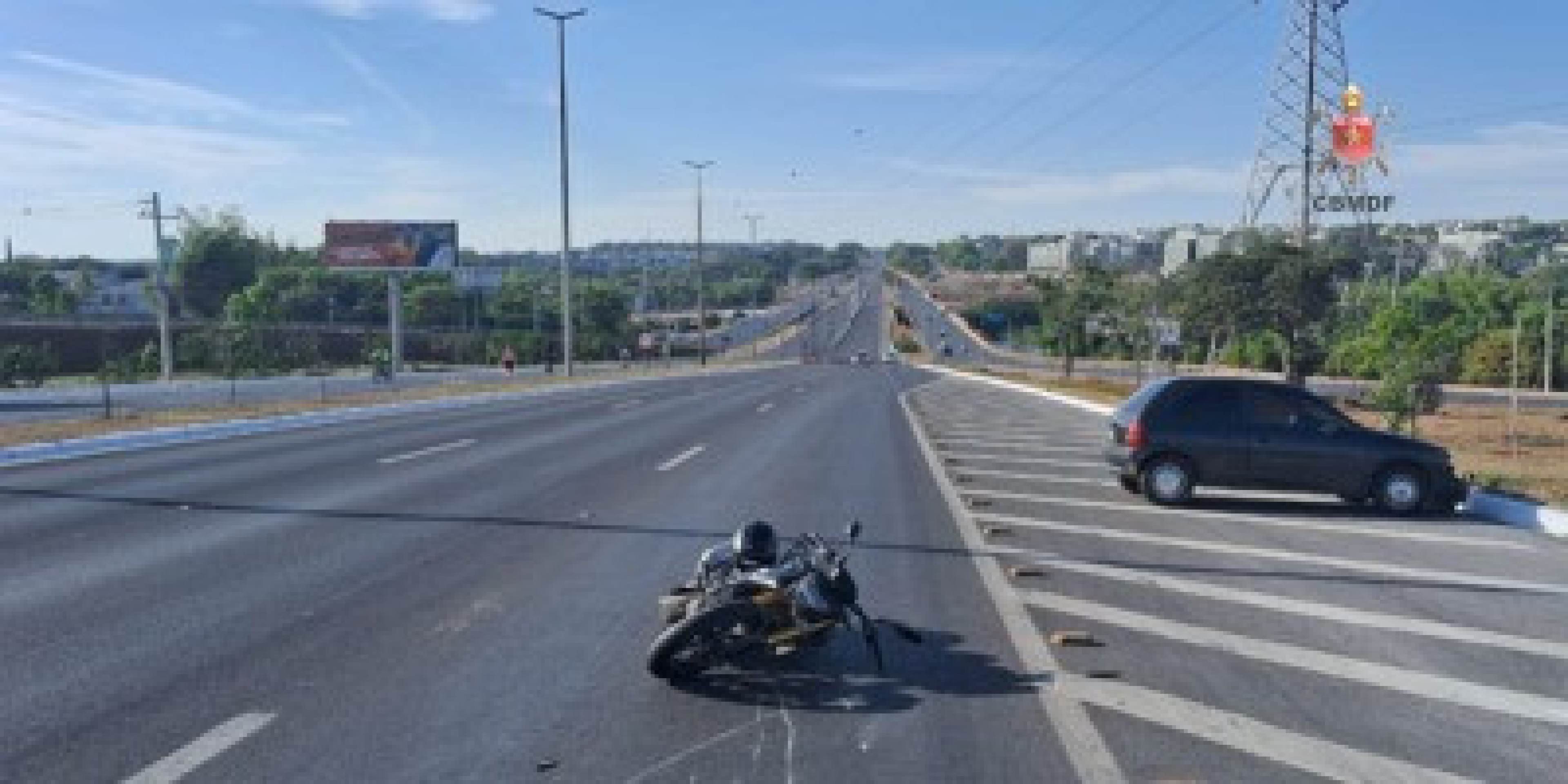 Colisão entre carro e motocicleta deixa pessoa ferida na Estrada Parque Torto