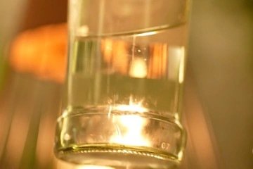 Falsificadores utilizam as garrafas originais para revender bebidas adulteradas com metanol, que é tóxico e causa cegueira ou morte. -  (crédito: Reprodução/TV Globo)