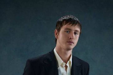 Na versão americana, Orgulho e preconceito é narrado por Harris Dickinson 