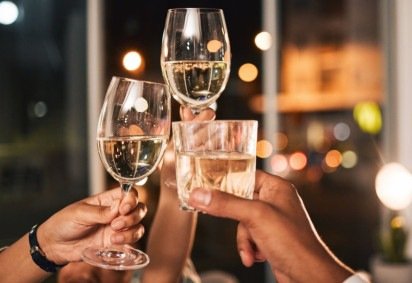 Intoxicação por metanol em bebidas alcoólicas promove campanha para ficar sem beber -  (crédito: PeopleImages | Shutterstock)