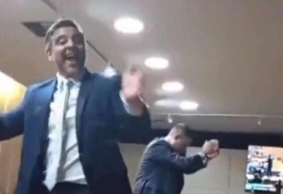 Caio Salgado (PL) e Professor Ródnei (PSD) sobre mesas do plenário -  (crédito: Reprodução/Redes sociais)