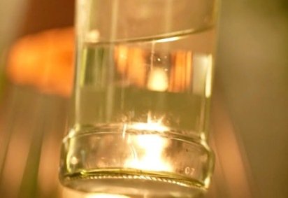 Falsificadores utilizam as garrafas originais para revender bebidas adulteradas com metanol, que é tóxico e causa cegueira ou morte. -  (crédito: Reprodução/TV Globo)