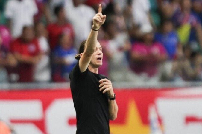 Filipe Luís orienta jogadores durante jogo contra o Bahia, na Fonte Nova -  (crédito: Foto: Gilvan de Souza / Flamengo )