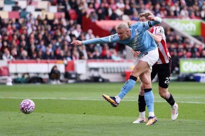 Momento do gol marcado por Haaland na vitória sobre o Brentford -  (crédito: Foto: Justin Setterfield/Getty Images)