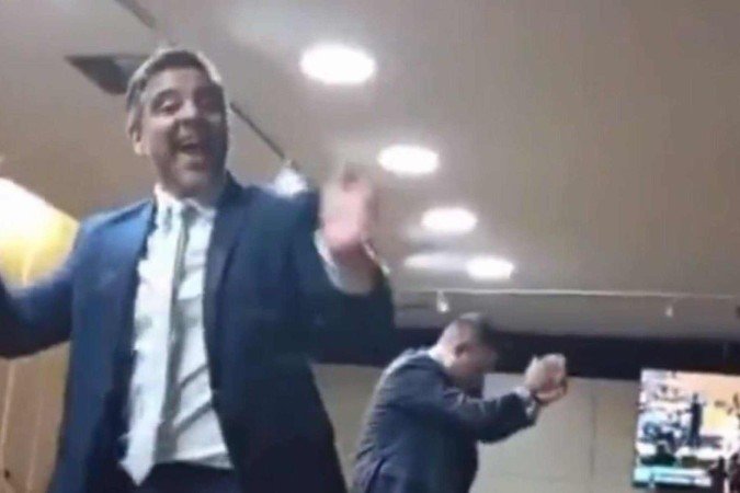 Caio Salgado (PL) e Professor Ródnei (PSD) sobre mesas do plenário -  (crédito: Reprodução/Redes sociais)