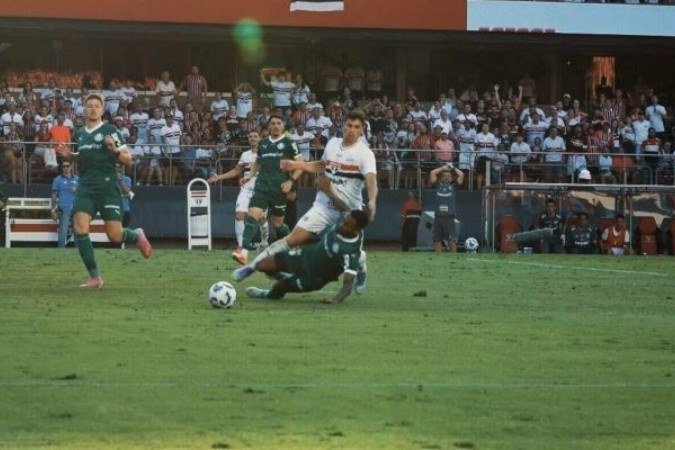 São Paulo ficou na bronca por pênalti não marcado no chileno - (crédito: Foto: Reprodução/SPFC Play) São Paulo ficou na bronca por pênalti não marcado no chileno - (crédito: Foto: Reprodução/SPFC Play)