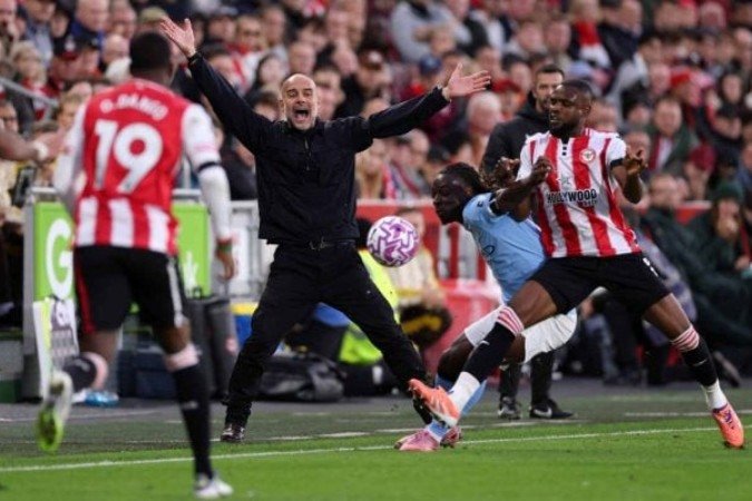 Guardiola durante a vitória do Manchester City sobre o Brentford -  (crédito: Foto: Justin Setterfield/Getty Images)