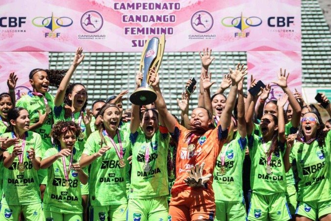 Com triunfo sobre o Ceilândia, Mini Minas levaram a segunda taça em duas edições da competição de formação do futebol feminino do Distrito Federal -  (crédito: Diller Abreu/FFDF)