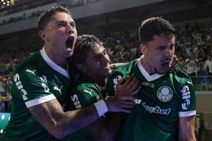 Emi Martinez e Facundo Torres, ao lado de Piquerez, em jogo do Palmeiras -  (crédito: Foto: Cesar Greco/Palmeiras)