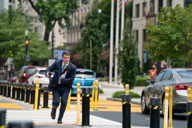 Gabriel Basso na pele do encarregado de segurança Jake Baerington
    