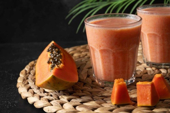 Vitamina de mamão com aveia e mel (Imagem: Lazhko Svetlana | Shutterstock) - (crédito: EdiCase) Vitamina de mamão com aveia e mel (Imagem: Lazhko Svetlana | Shutterstock) - (crédito: EdiCase)