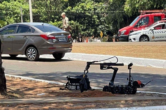 A área foi isolada após a identificação de objetos semelhantes a dinamites, o que mobilizou equipes da Polícia Militar, Bope e Corpo de Bombeiros - (crédito: Davi Cruz/CB) A área foi isolada após a identificação de objetos semelhantes a dinamites, o que mobilizou equipes da Polícia Militar, Bope e Corpo de Bombeiros - (crédito: Davi Cruz/CB)