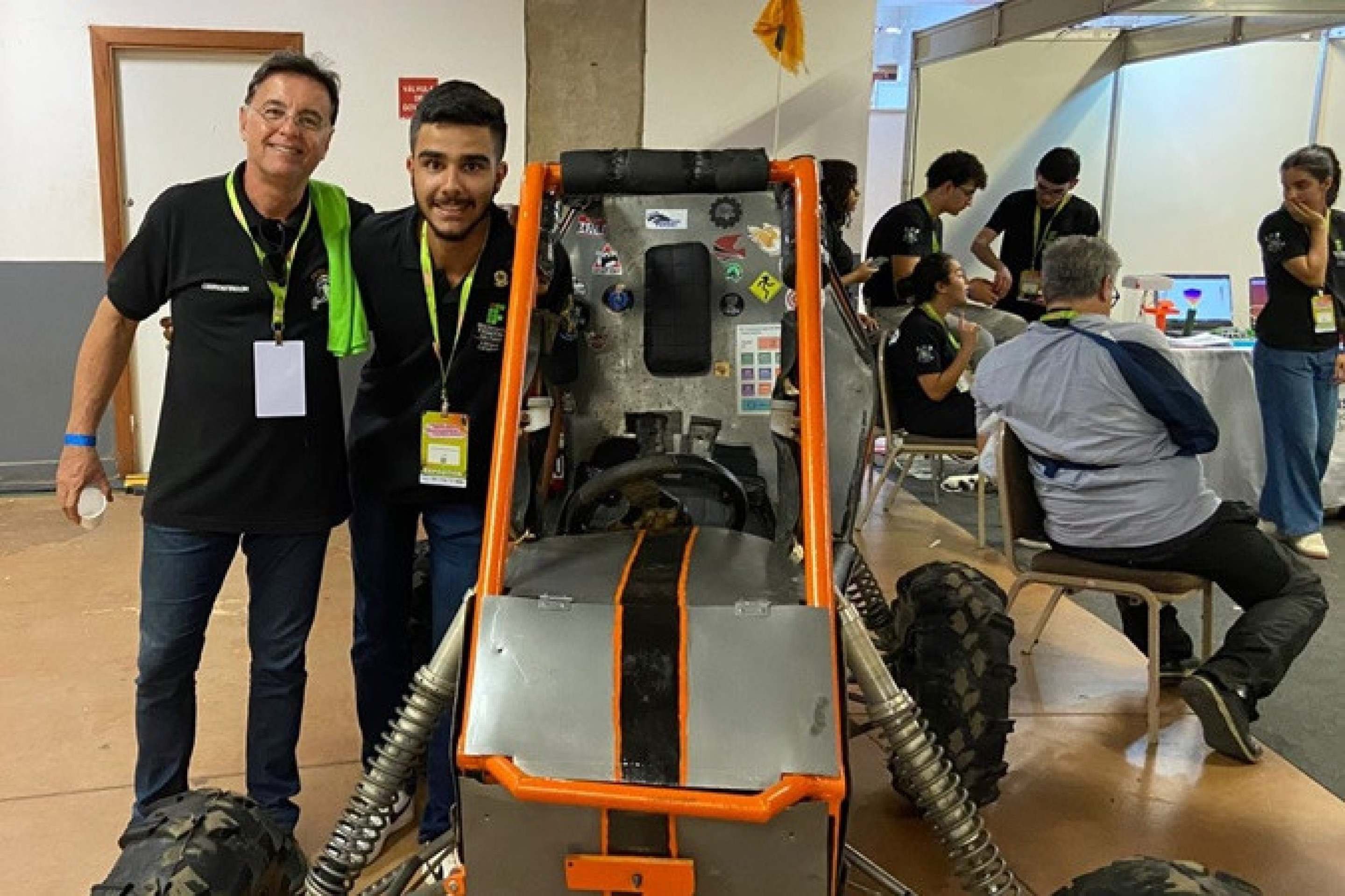 Paulo Frighetto, coordenador do projeto Tatu Baja, explica que é um carro do modelo "off road". 