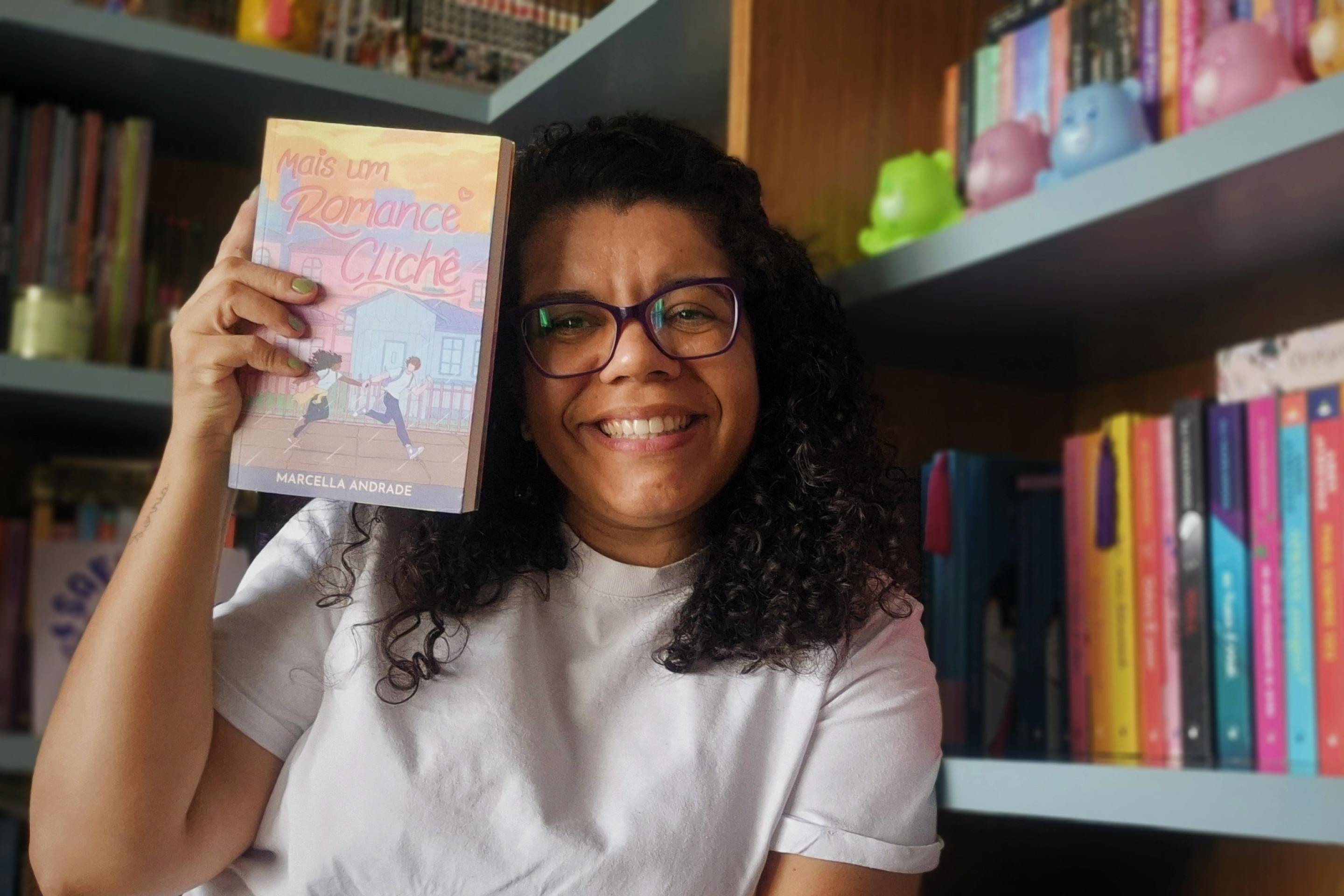 Marcella Andrade estreia como autora com o livro ‘Mais um romance clichê’