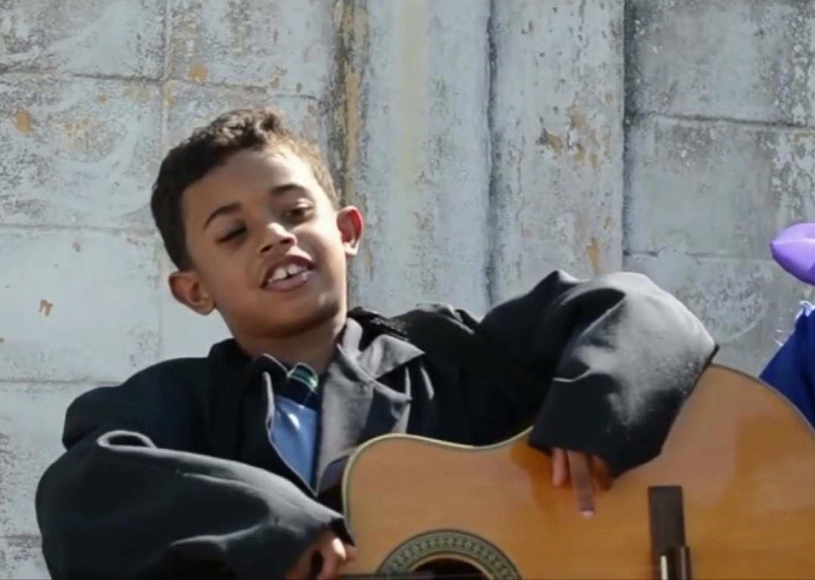 A vida de Gilberto Gil contada e cantada por crianças