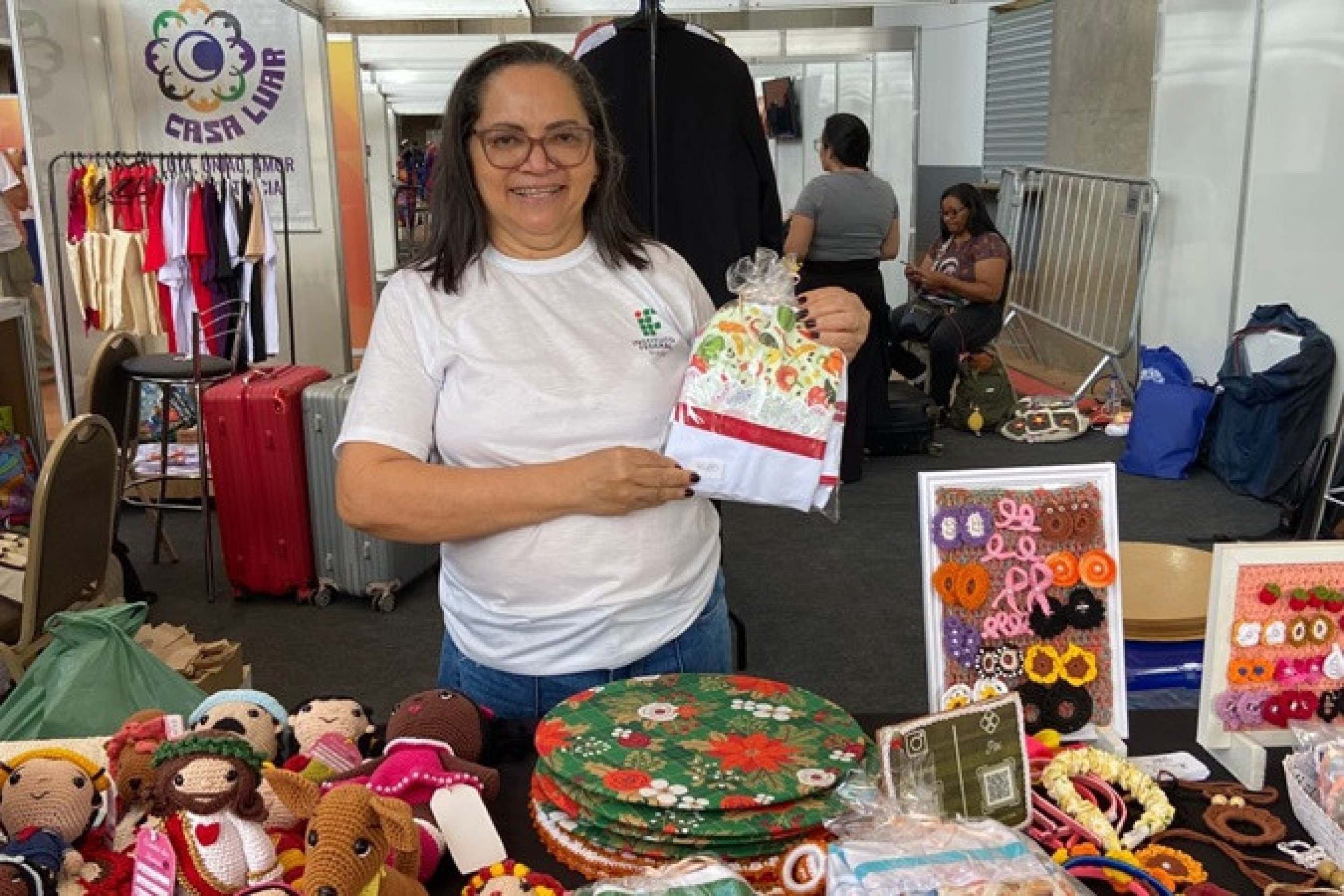 Maria Dias expõe seus artesanatos no IF de São Sebastião toda quinta-feira, das 15h às 19h. 