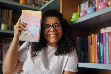 'Mais um romance clichê' é a estreia de Marcela no mercado literário
     -  (crédito: Arquivo pessoal/Marcella Andrade )