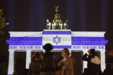 Em Berlim, o Portão de Brandemburgo foi iluminado com as cores de Israel e a mensagem: "Traga-os para casa agora!"