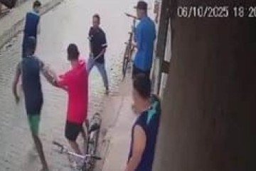 Imagens de circuito de segurança obtidas pela reportagem mostram que o rapaz estava conversando com amigos quando foi surpreendido por outro adolescente -  (crédito: Material cedido ao Correio)