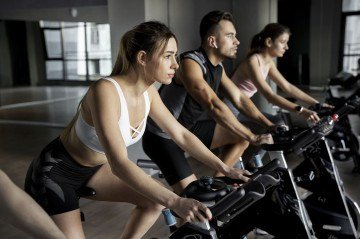 Em apenas 45 minutos, é possível queimar de 400 a 700 calorias, fortalecendo pernas, glúteos e resistência física
