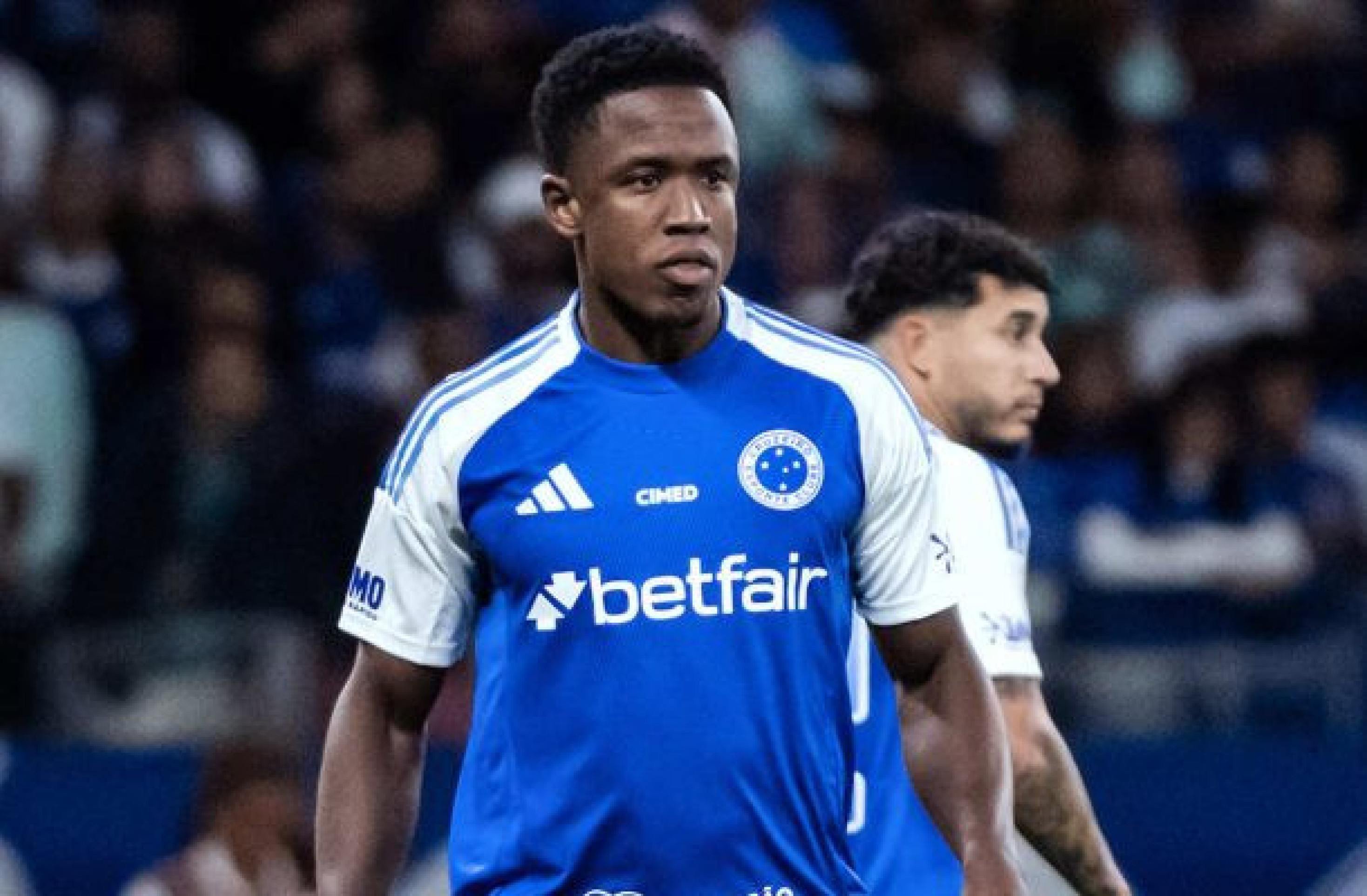 Com dores na coxa, Sinisterra volta a ser preocupação no Cruzeiro