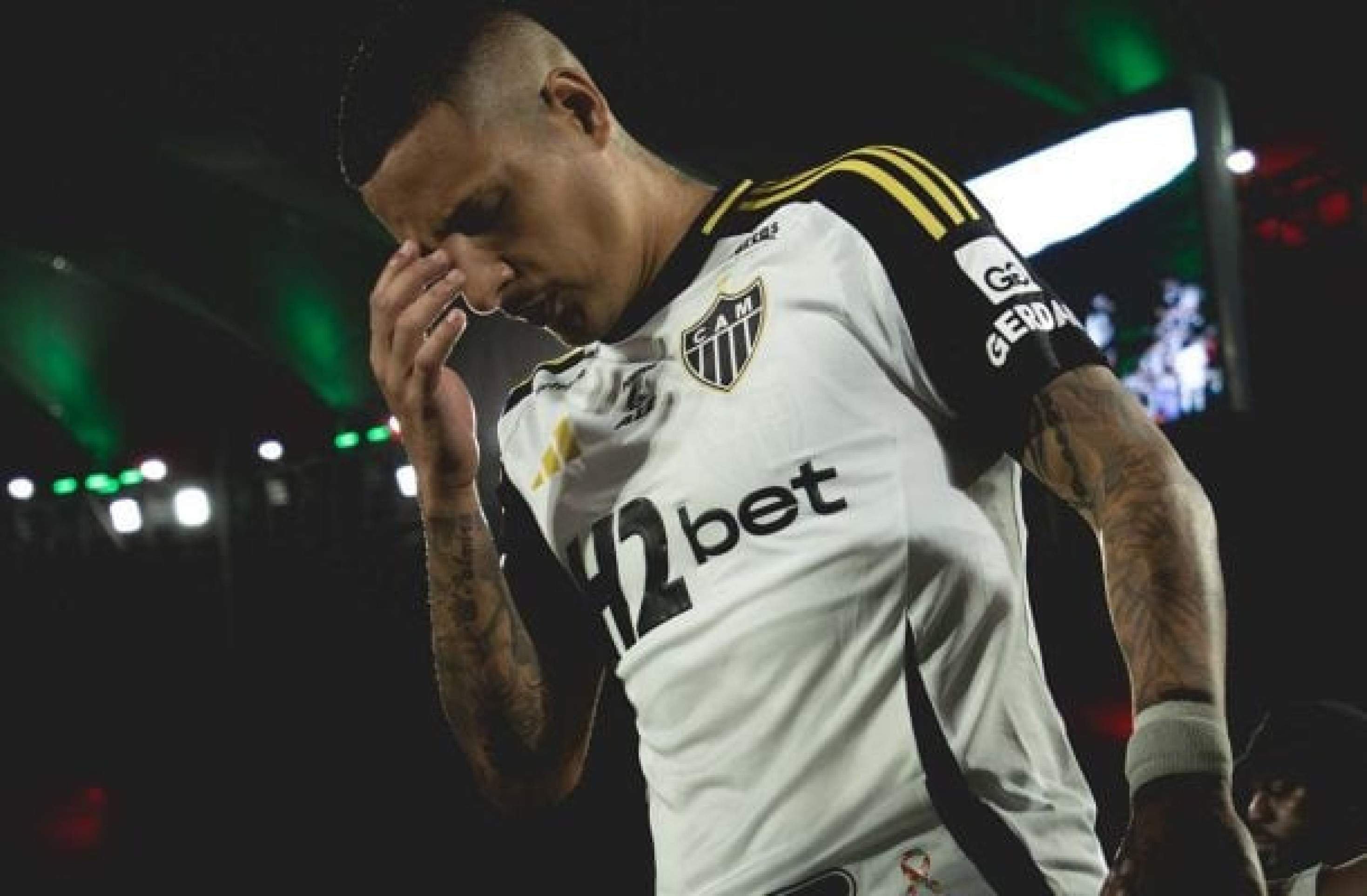 Cobrado pela torcida, Arana se declara ao Atlético e recebe apoio de ídolos do clube