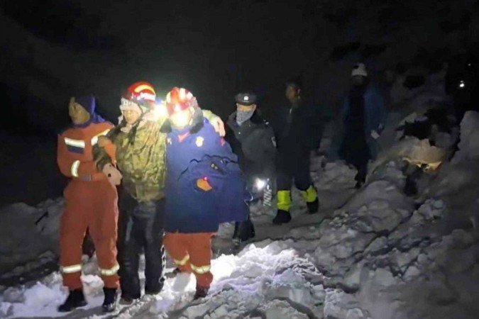 Pessoas deixando o acampamento depois da tempestade de neve na sexta-feira (3/10) - (crédito: Reuters) Pessoas deixando o acampamento depois da tempestade de neve na sexta-feira (3/10) - (crédito: Reuters)
