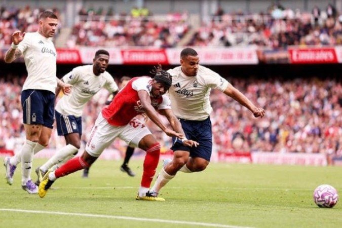 Murillo em ação com a camisa do Nottingham Forest na partida contra o Arsenal -  (crédito: Foto: Jack Thomas/Getty Images)
